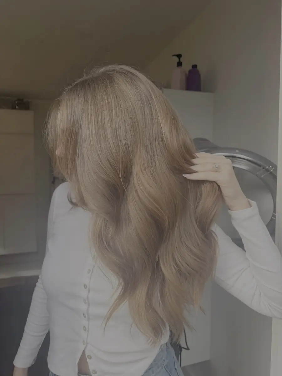 Warm sandy blonde waves, worn long and loose.
